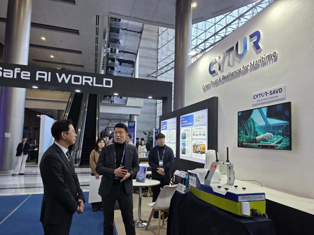 AI 기반 해양 보안 솔루션 시연.